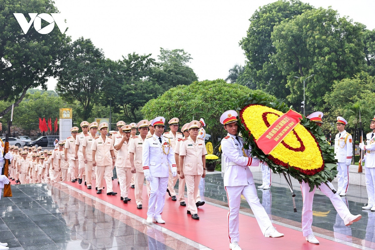 lanh dao Dang, nha nuoc tuong niem cac anh hung liet si va vao lang vieng bac hinh anh 4