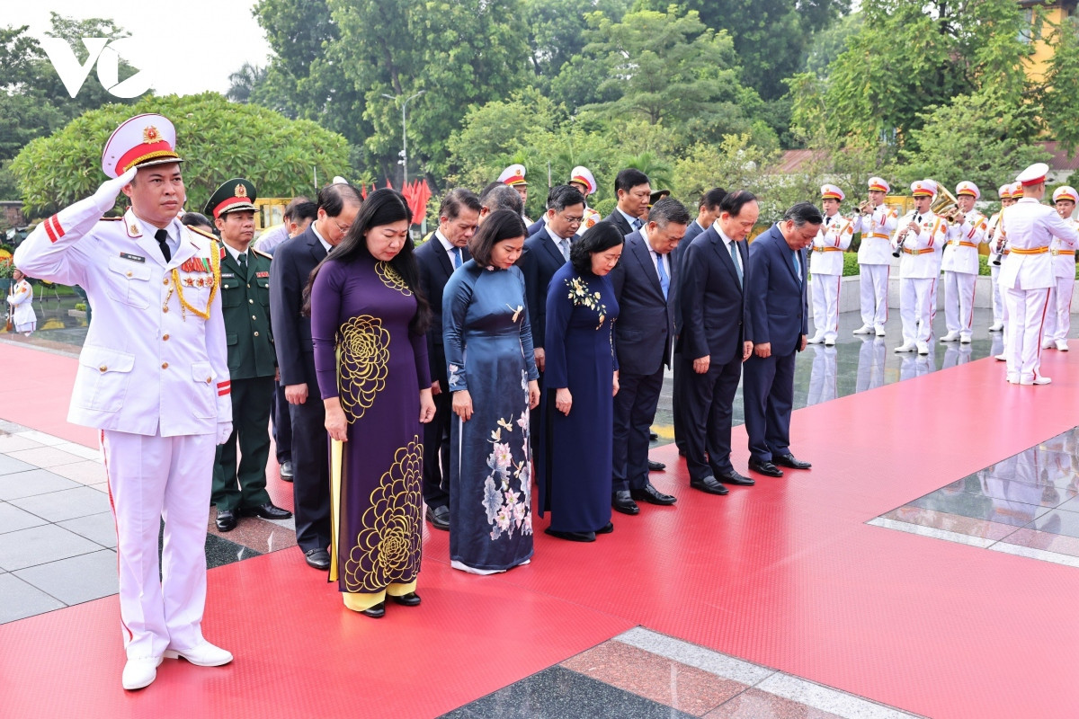 lanh dao Dang, nha nuoc tuong niem cac anh hung liet si va vao lang vieng bac hinh anh 6