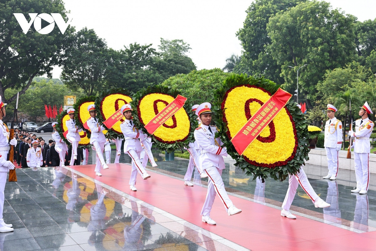 lanh dao Dang, nha nuoc tuong niem cac anh hung liet si va vao lang vieng bac hinh anh 5