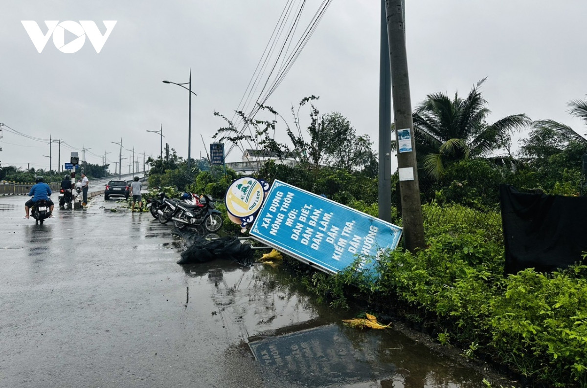 loc xoay gay thiet hai nang ne tai huyen cho lach ben tre hinh anh 2