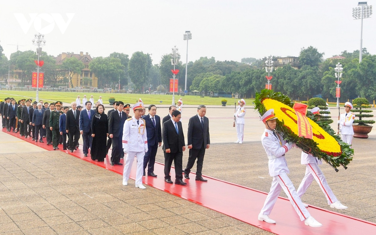 lanh dao Dang, nha nuoc tuong niem cac anh hung liet si va vao lang vieng bac hinh anh 2