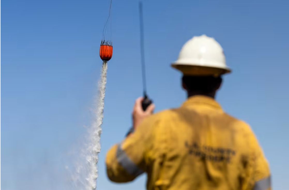 Thời tiết mát mẻ hơn và độ ẩm không khí cao đang hỗ trợ nỗ lực dập lửa. (Ảnh: Getty)