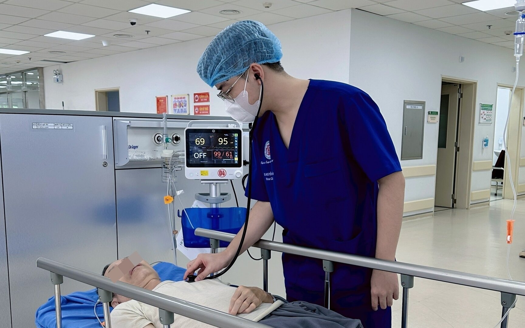 Bác sĩ kiểm tra sức khoẻ cho người bệnh ngộ độc thuốc tê. (Ảnh: BVCC)