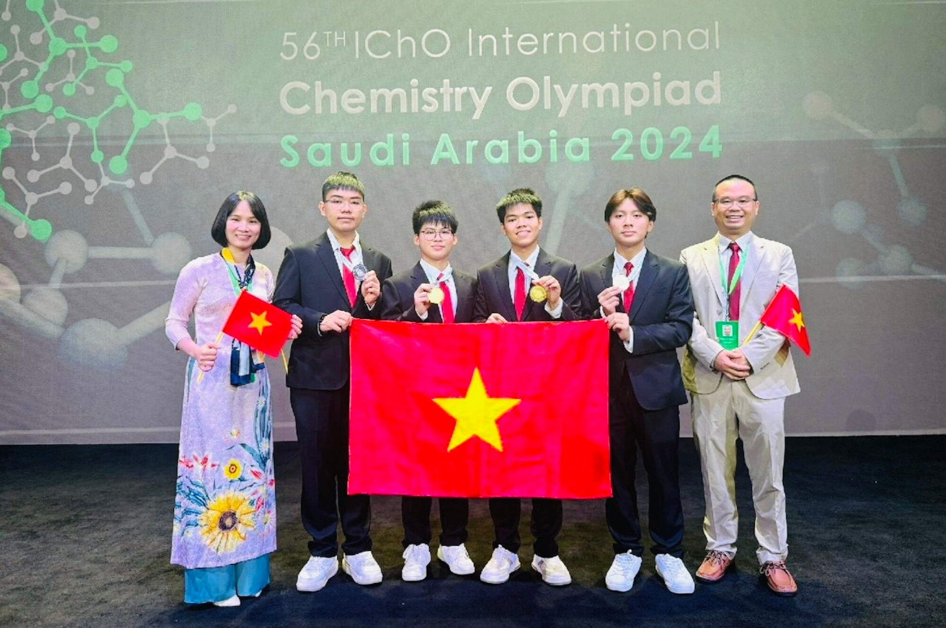 Các thành viên đội tuyển Việt Nam dự thi Olympic Hóa học quốc tế năm 2024. Từ trái qua: PGS.TS Nguyễn Thị Thu Hà (Trưởng đoàn); các học sinh Đỗ Phú Quốc, Giáp Vũ Sơn Hà, Nguyễn Hữu Tiến Hưng, Trần Đăng Khôi; TS Phạm Văn Phong (phó đoàn).