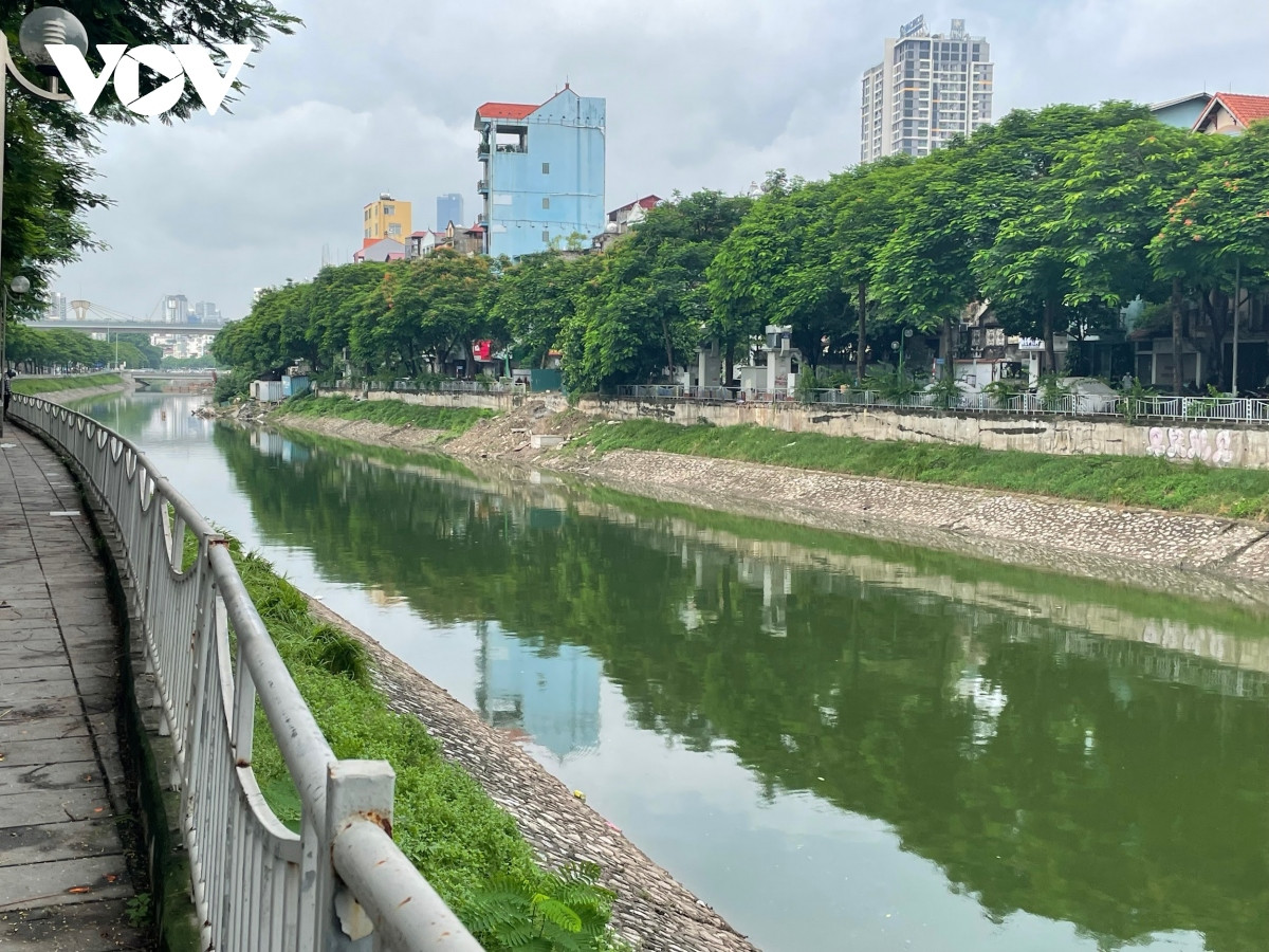 nguoi ha noi ngo ngang khi nuoc song to lich chuyen mau xanh hinh anh 5