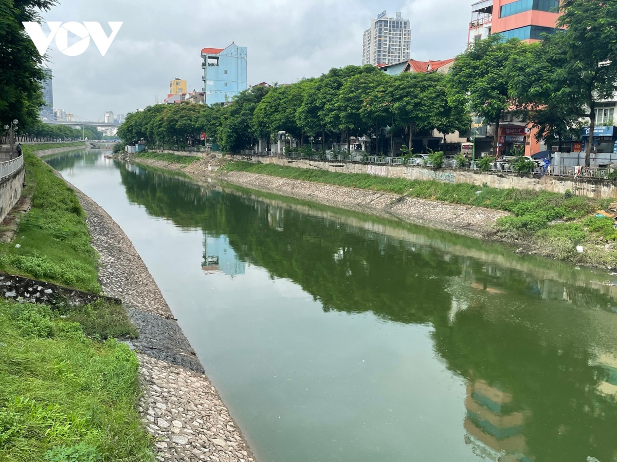 nguoi ha noi ngo ngang khi nuoc song to lich chuyen mau xanh hinh anh 7