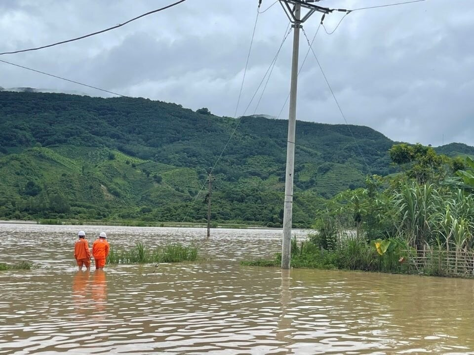 Hoàn lưu sau bão số 2 ảnh hưởng đến lưới điện Tổng công ty Điện lực miền Bắc.