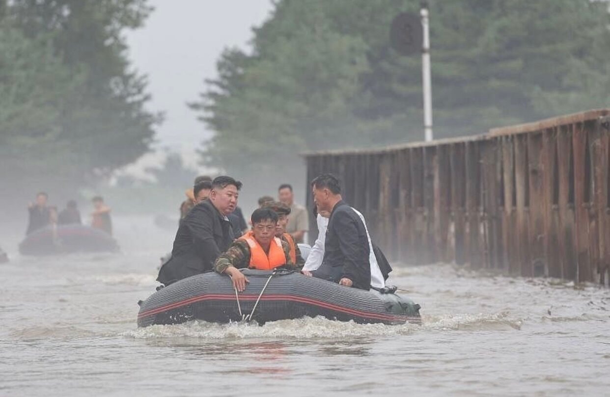 Nhà lãnh đạo Triều Tiên Kim Jong-un và Thủ tướng Kim Tok-hun đến thăm khu vực bị lũ lụt. (Ảnh: Reuters)