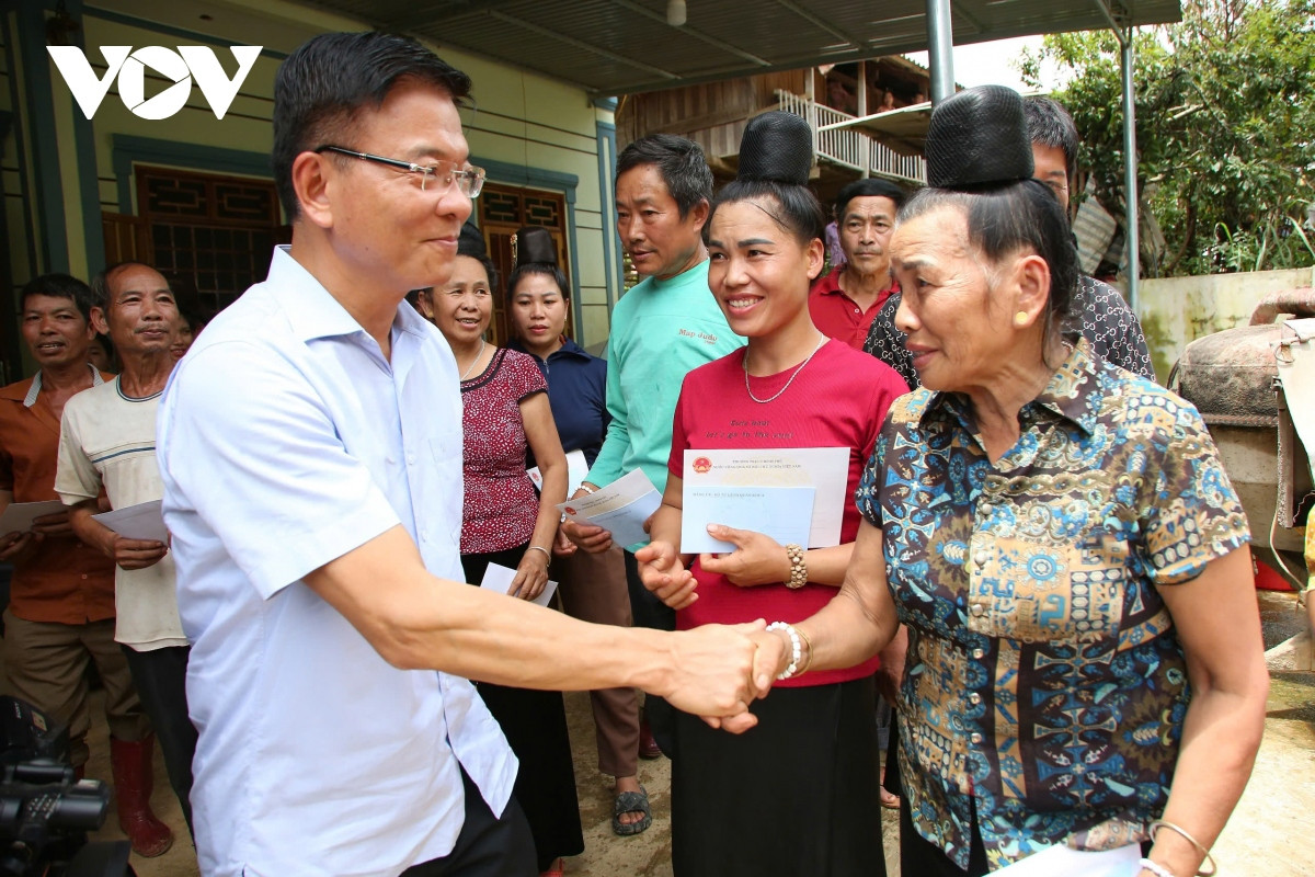 pho thu tuong le thanh long kiem tra cong tac khac phuc hau qua mua lu tai son la hinh anh 3