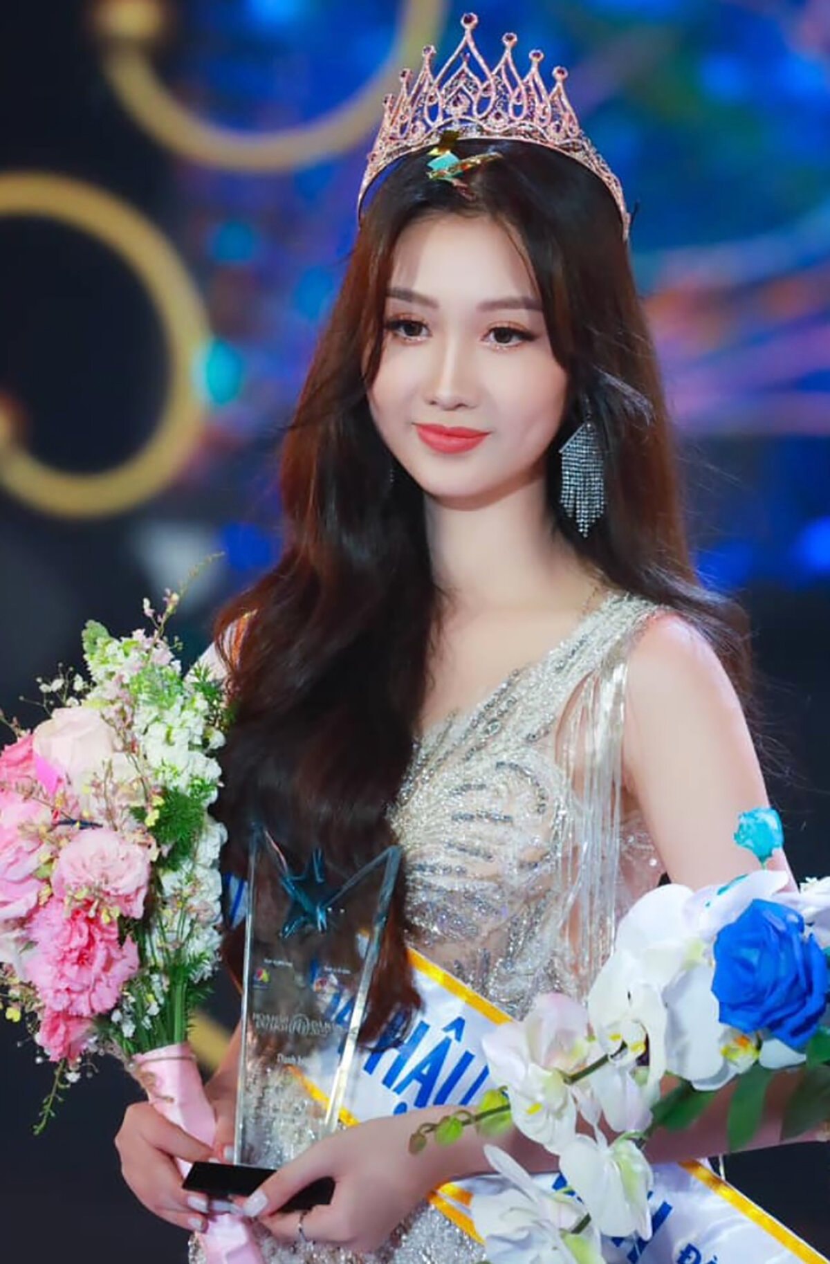 Làn da của Quế Anh trắng sáng và gương mặt cũng thon gọn hơn nhiều so với 2 cuộc thi trước.