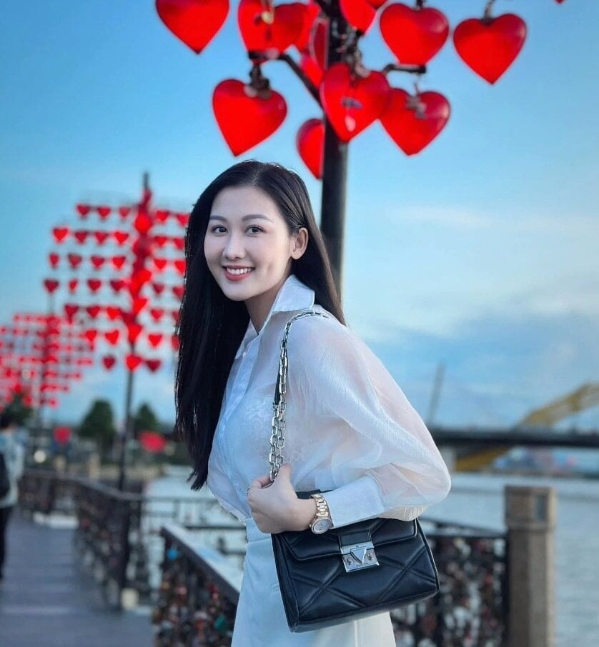 Với hàm răng đều tăm tắp, làn da trắng sáng, những đường nét cuốn hút trên gương mặt Quế Anh bắt đầu xuất hiện.