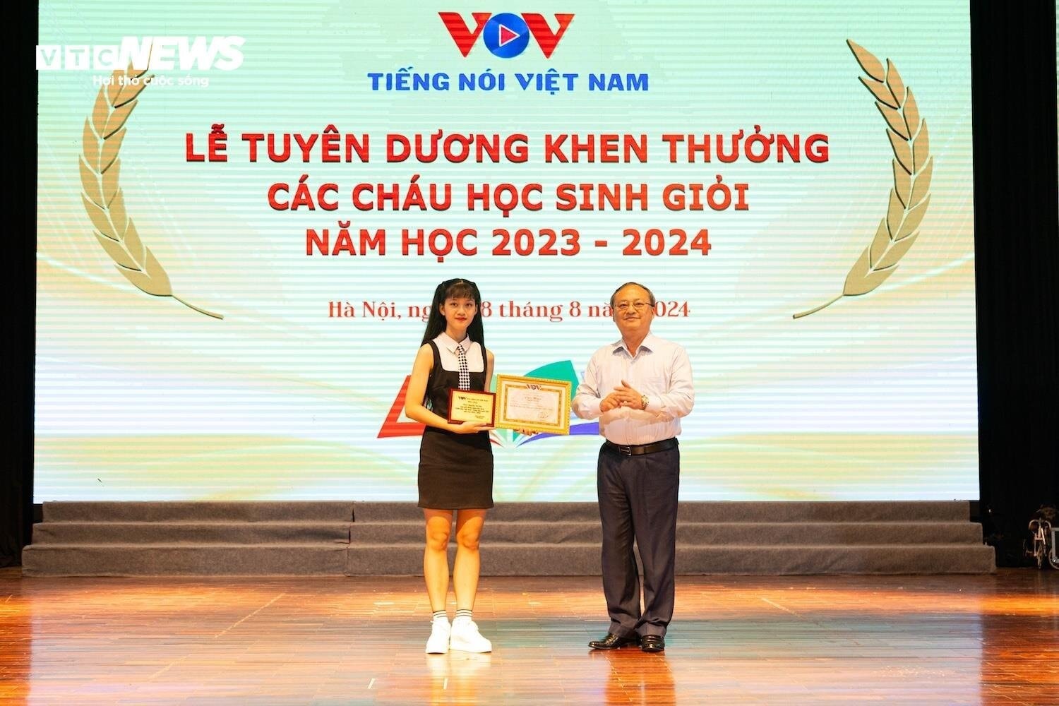 Tổng Giám đốc Đỗ Tiến Sỹ trao bằng chúc mừng học sinh giỏi tiêu biểu năm học 2023-2024.