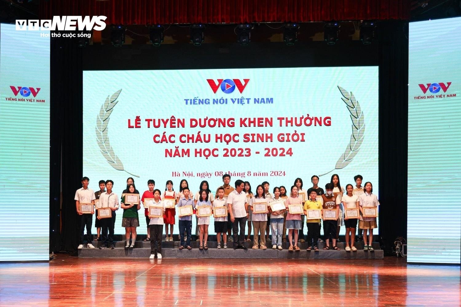 Học sinh giỏi được tuyên dương tại buổi lễ.
