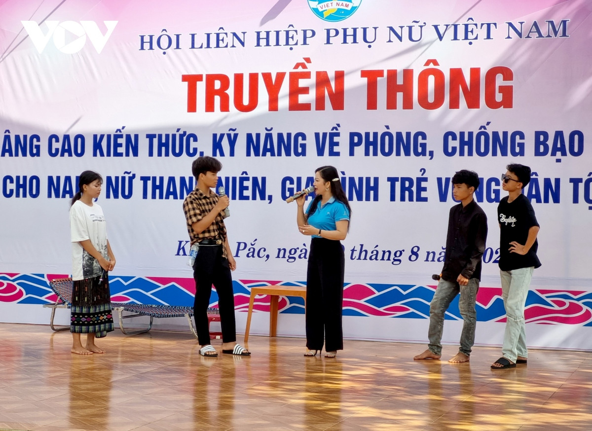 tang cuong tuyen truyen phong chong bao luc gia dinh trong vung dan toc thieu so hinh anh 2