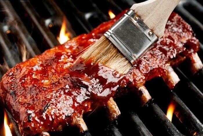 Nước sốt BBQ là một loại gia vị có thể góp phần vào việc tăng mỡ ở vùng bụng chủ yếu do hàm lượng đường và calo cao. (Ảnh: She Finds)