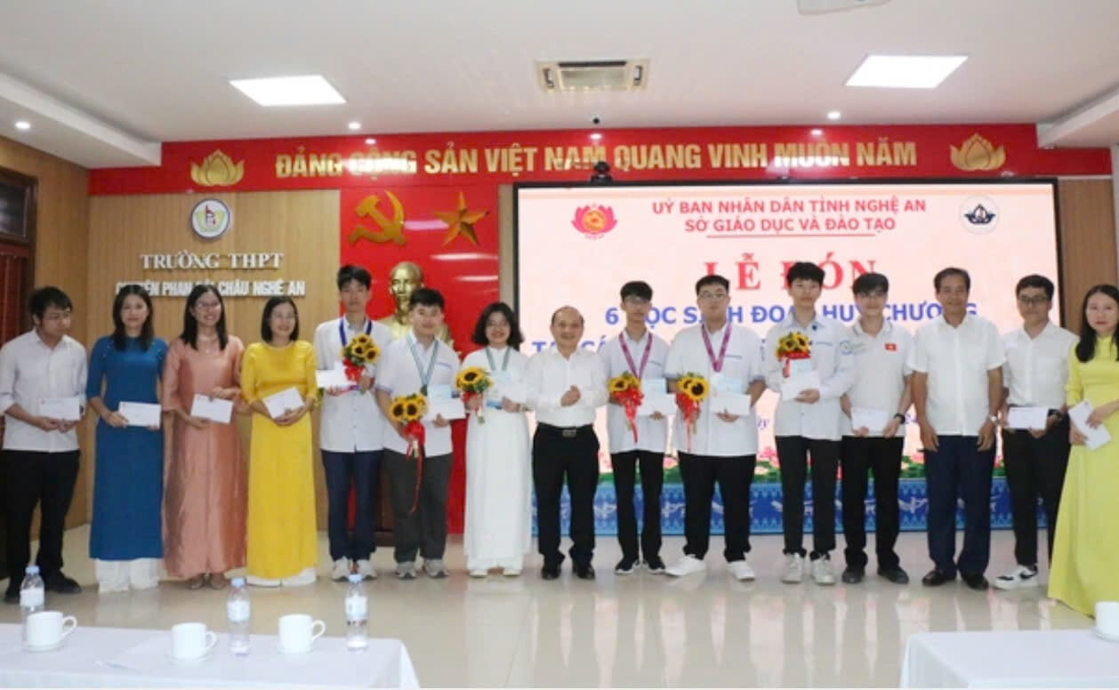 Hội Khuyến học tỉnh Nghệ An trao thưởng cho học sinh đoạt giải Quốc gia, quốc tế năm học 2023-2024.