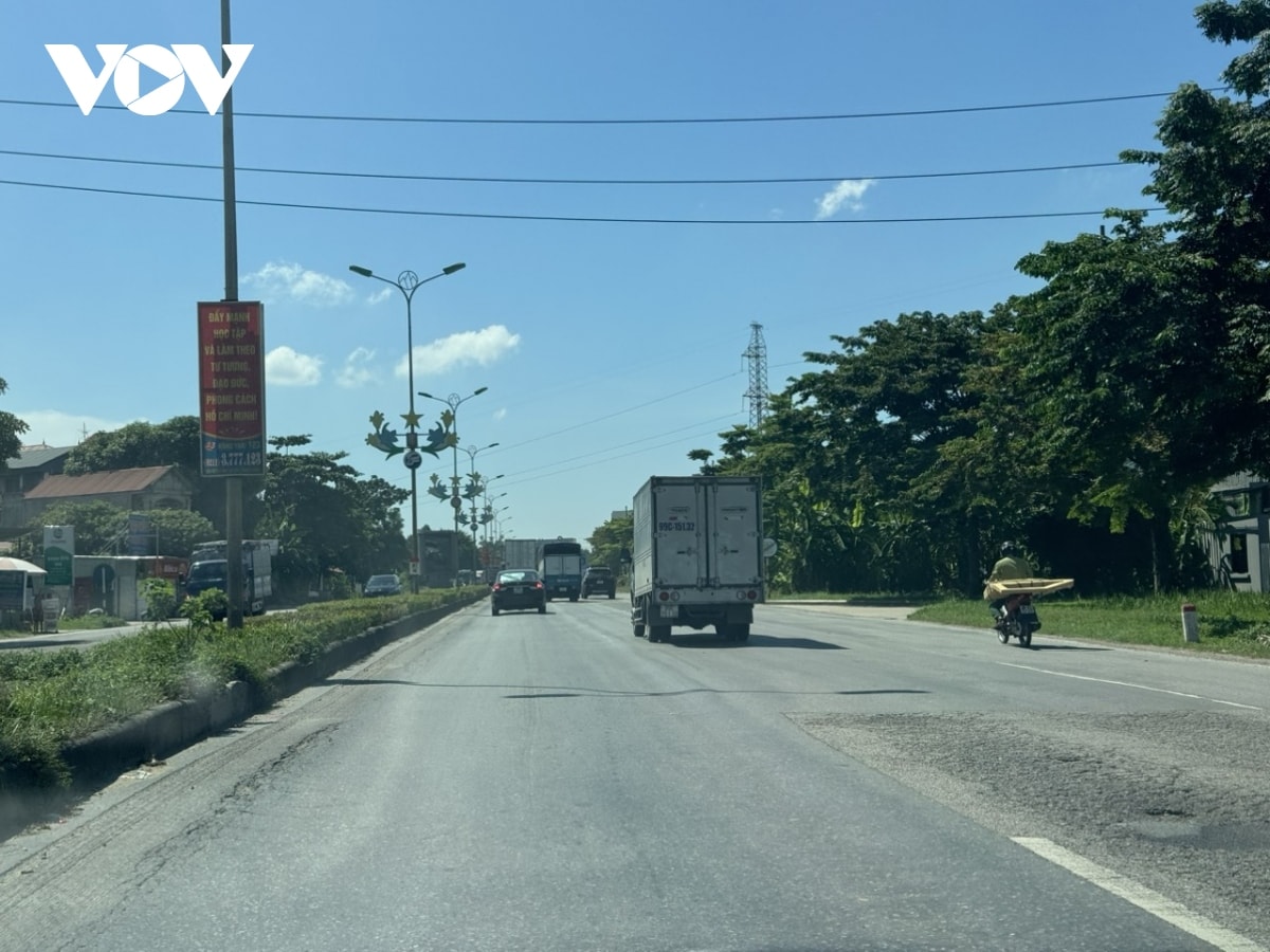 quoc lo 2 qua vinh phuc xuong cap tram trong, nguoi di duong nom nop lo tai nan hinh anh 7