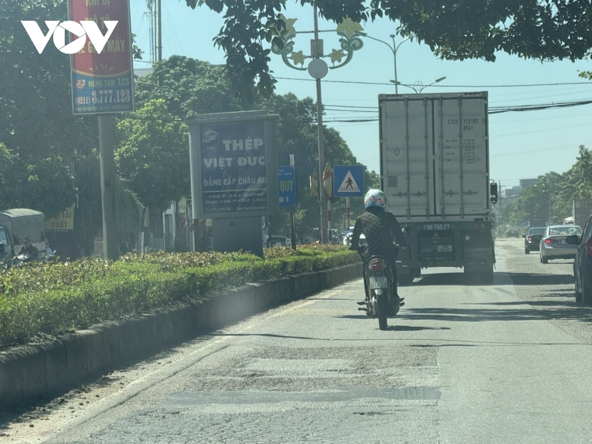 quoc lo 2 qua vinh phuc xuong cap tram trong, nguoi di duong nom nop lo tai nan hinh anh 1