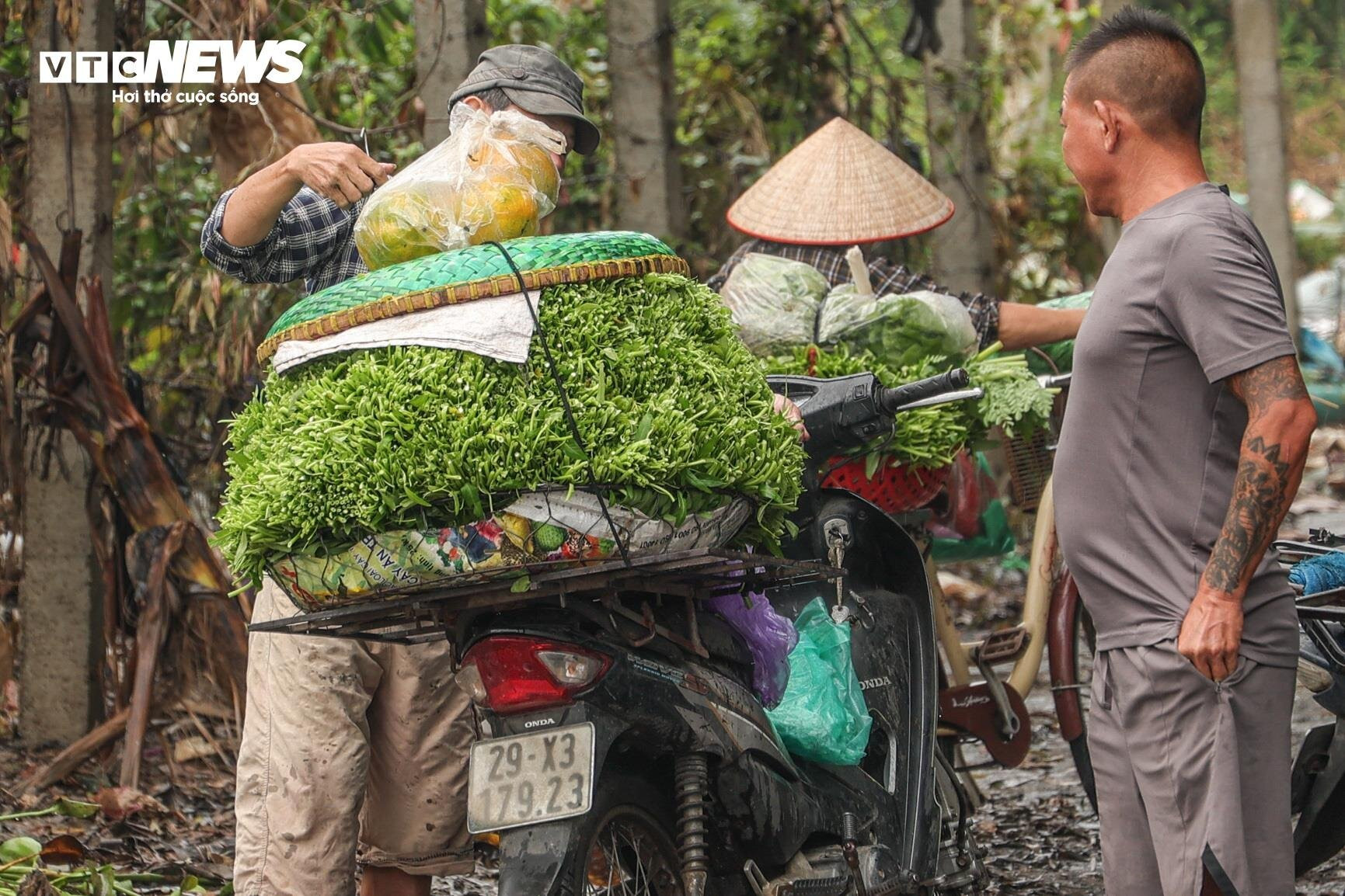 Nước lũ dâng cao, nông dân bãi giữa sông Hồng chèo thuyền mang nông sản đi bán - 7