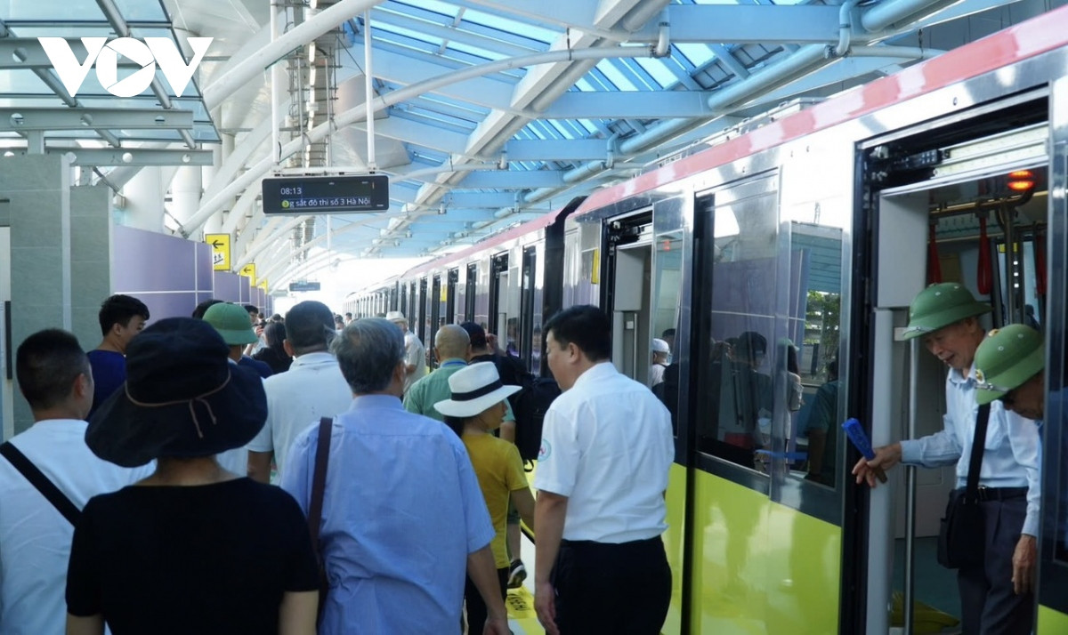 hon 400.000 nguoi di tau nhon-ga ha noi trong tuan dau cho khach hinh anh 3