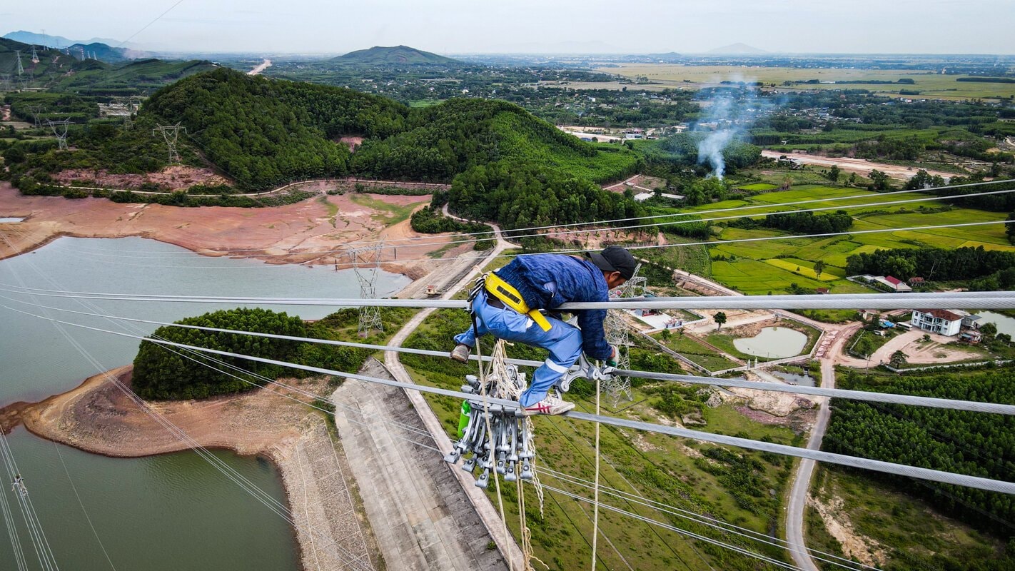 Công nhân đi như xiếc trên trụ điện cao nhất đường dây 500kV - 3