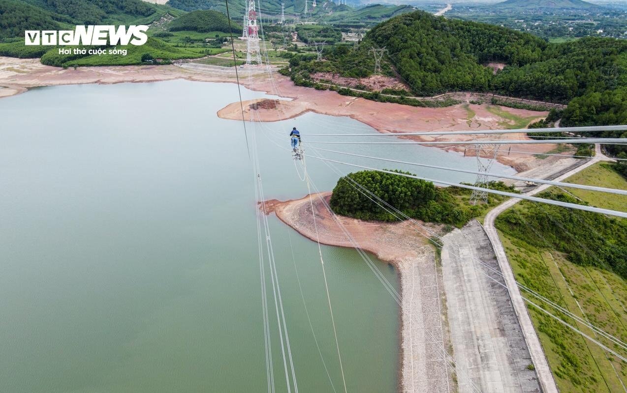 Công nhân đi như xiếc trên trụ điện cao nhất đường dây 500kV - 13