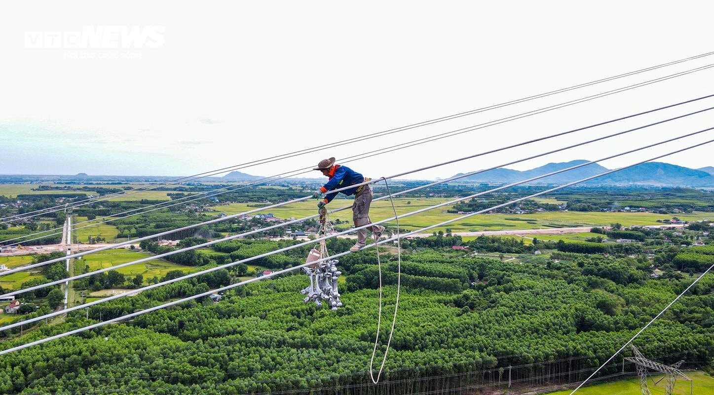 Công nhân đi như xiếc trên trụ điện cao nhất đường dây 500kV - 1