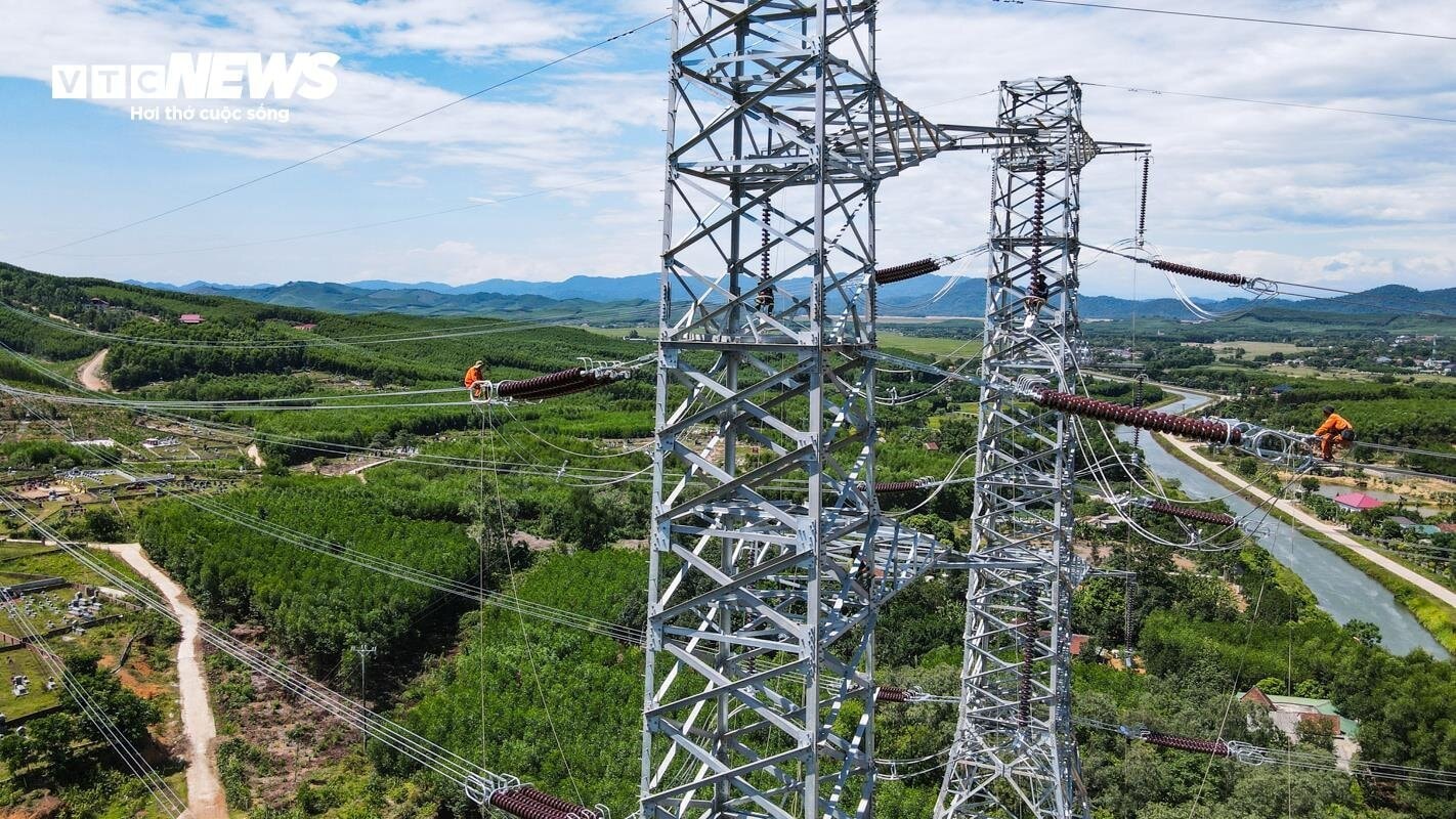 Công nhân đi như xiếc trên trụ điện cao nhất đường dây 500kV - 12