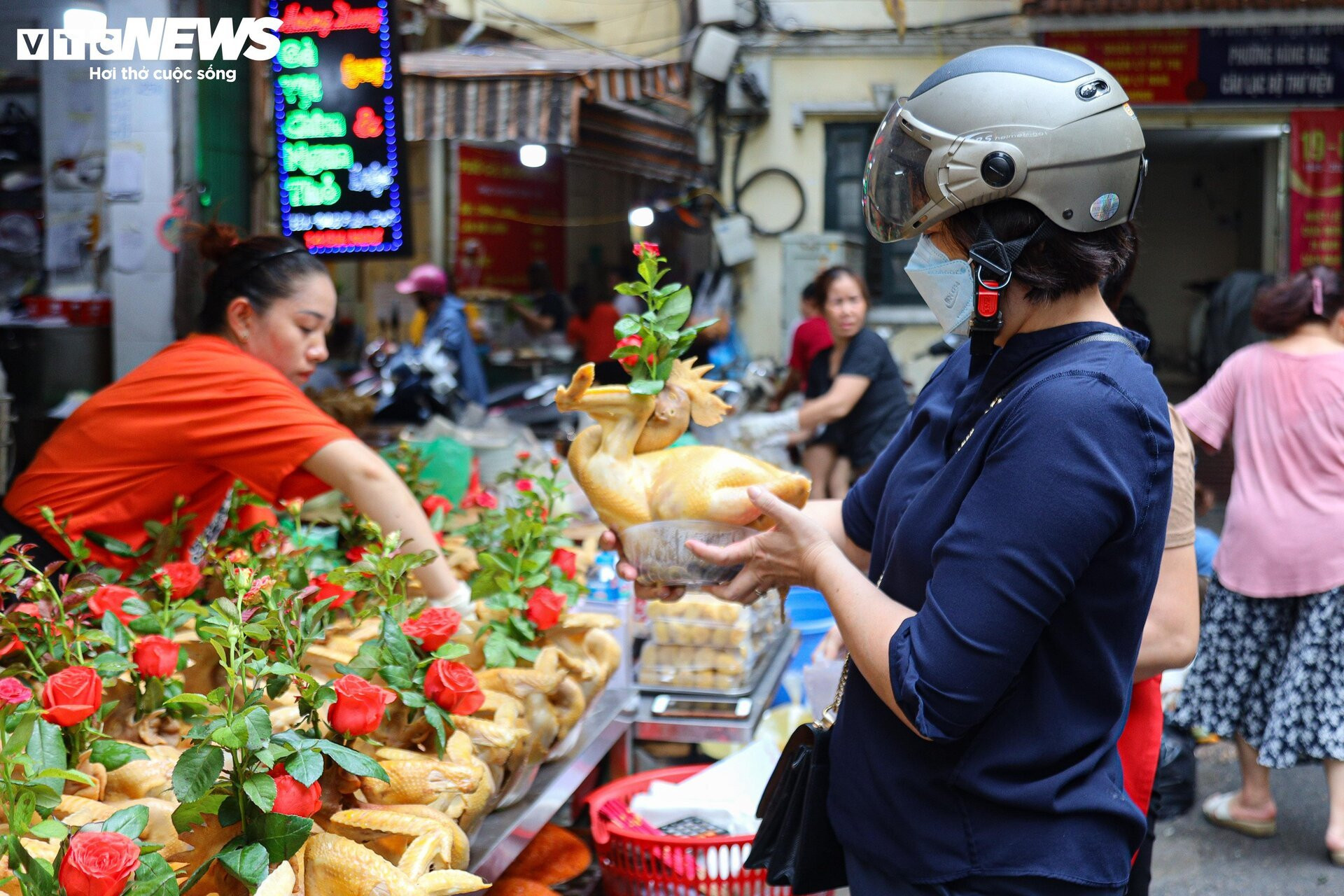 Chợ 'nhà giàu' Hà Nội đỏ lửa xuyên đêm nấu cỗ phục vụ khách rằm tháng 7 - 5