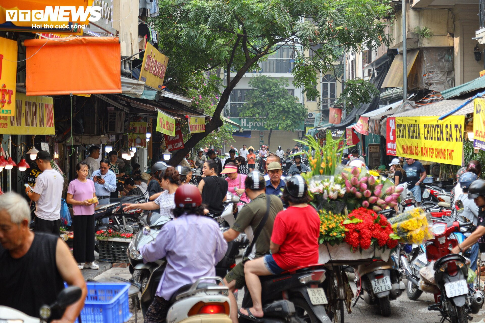 Chợ 'nhà giàu' Hà Nội đỏ lửa xuyên đêm nấu cỗ phục vụ khách rằm tháng 7 - 1