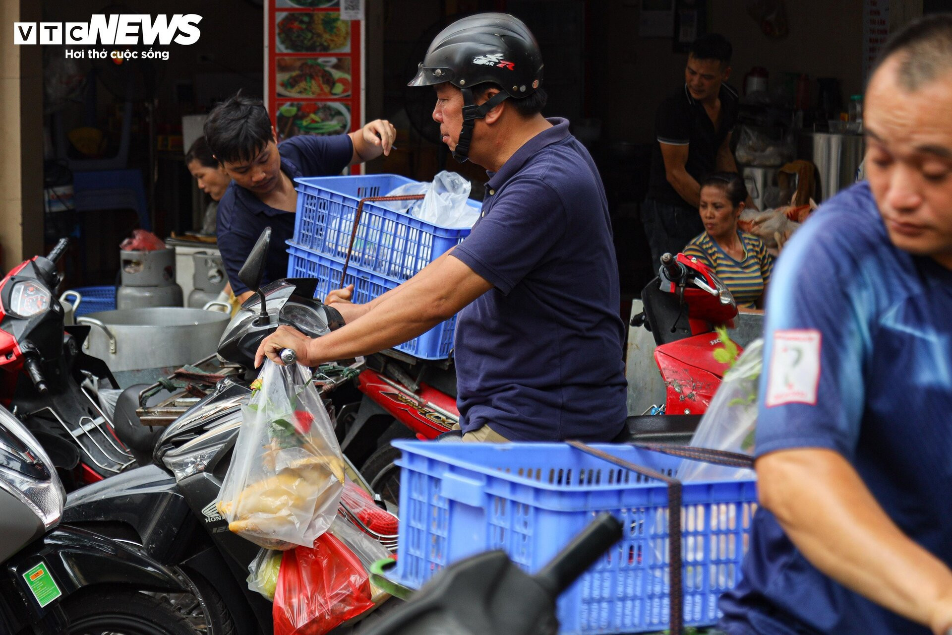 Chợ 'nhà giàu' Hà Nội đỏ lửa xuyên đêm nấu cỗ phục vụ khách rằm tháng 7 - 21