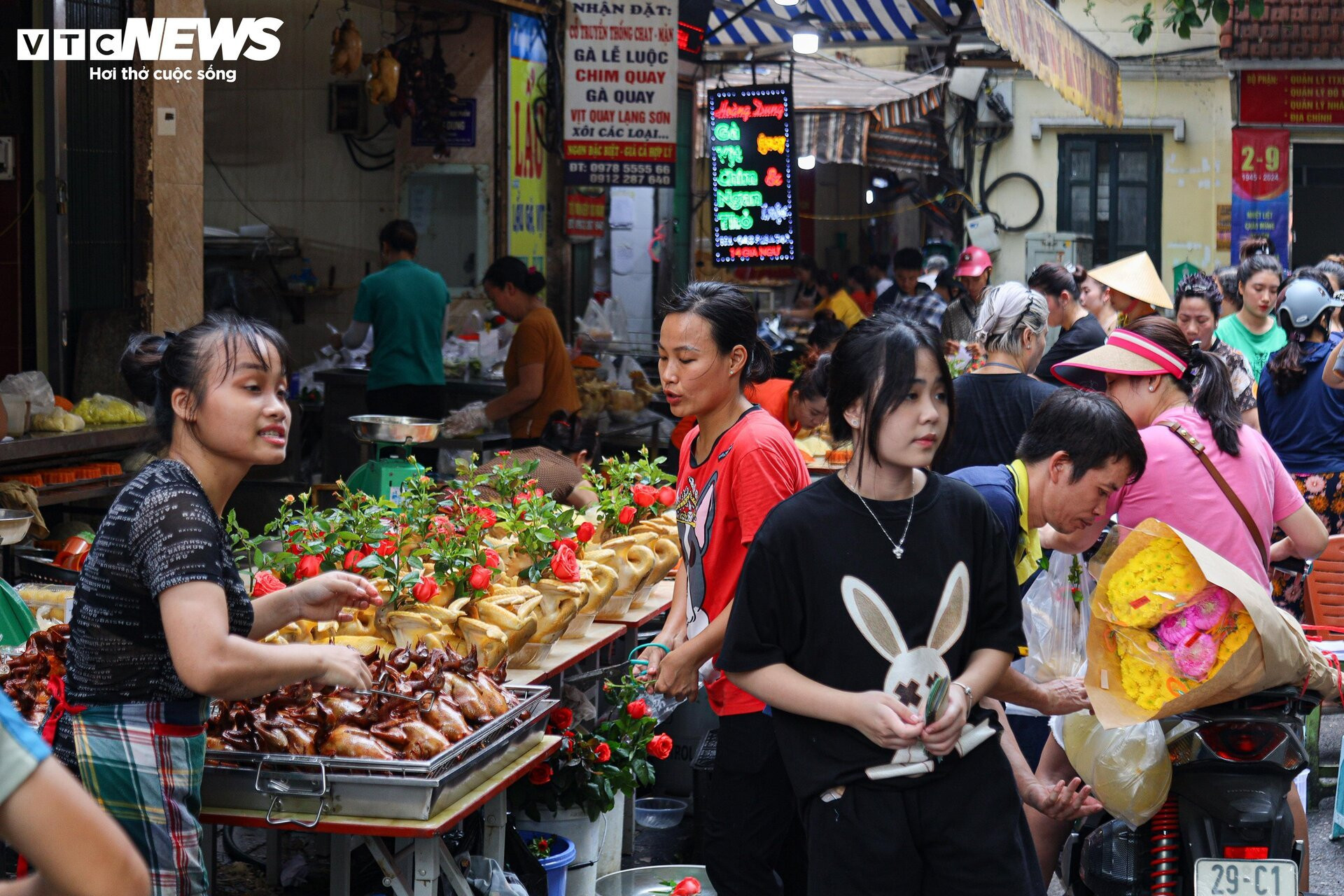 Chợ 'nhà giàu' Hà Nội đỏ lửa xuyên đêm nấu cỗ phục vụ khách rằm tháng 7 - 2