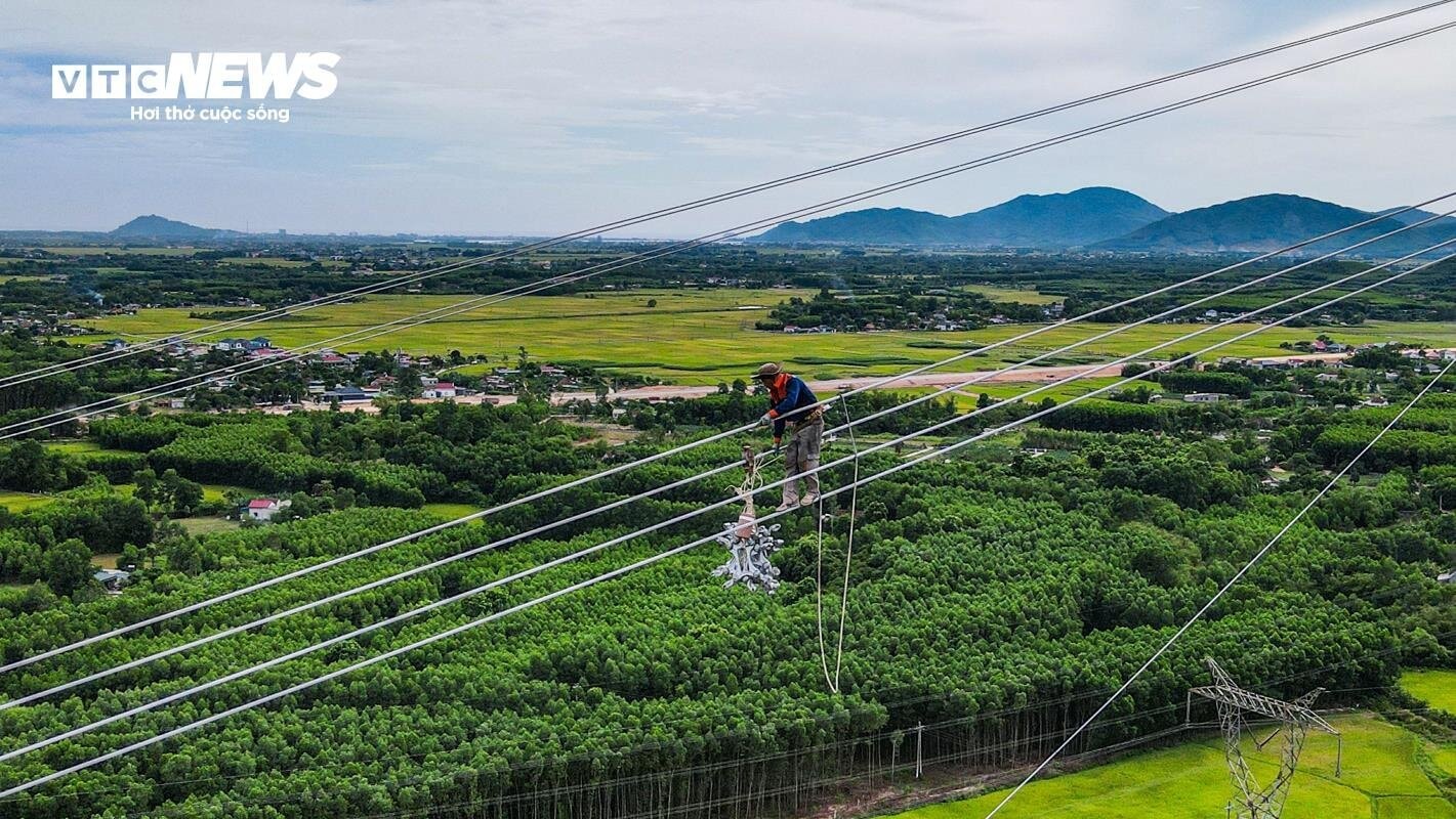 Công nhân đi như xiếc trên trụ điện cao nhất đường dây 500kV - 11