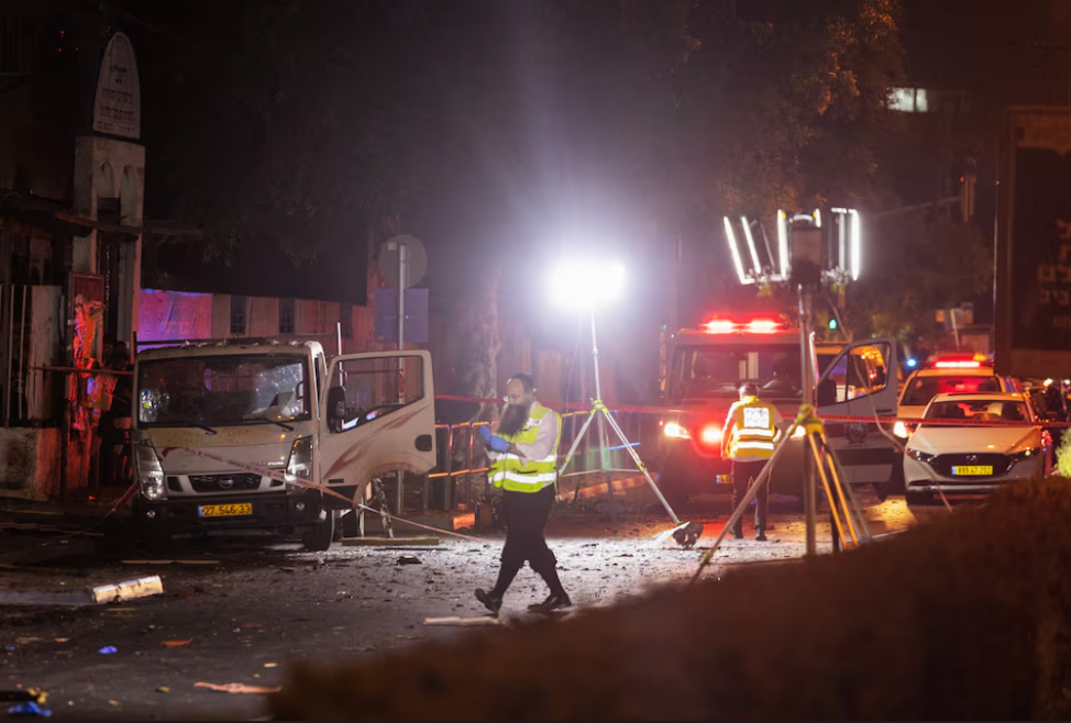 Hiện trường vụ nổ bom ở Tel Aviv, Israel ngày 18/8. (Ảnh: Reuters)