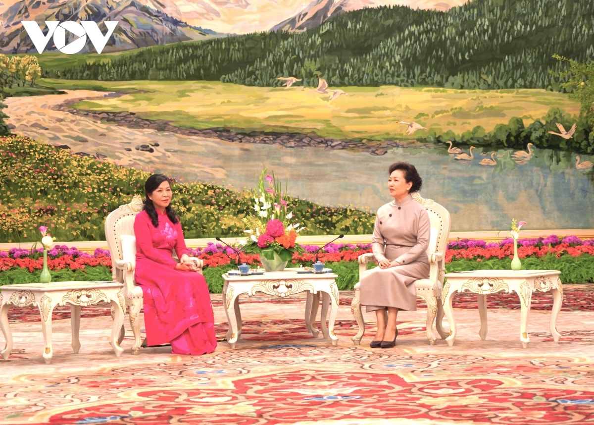 phu nhan banh le vien moi phu nhan ngo phuong ly thuong thuc tiec tra hinh anh 1