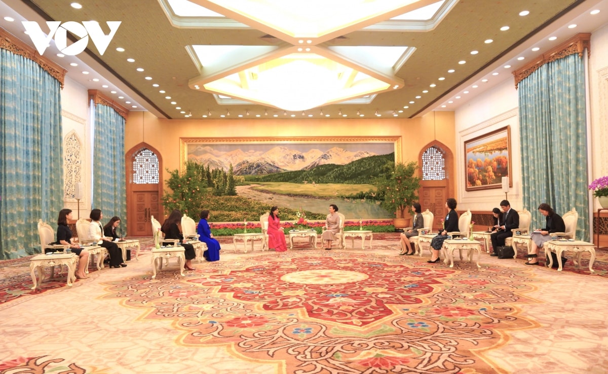 phu nhan banh le vien moi phu nhan ngo phuong ly thuong thuc tiec tra hinh anh 2