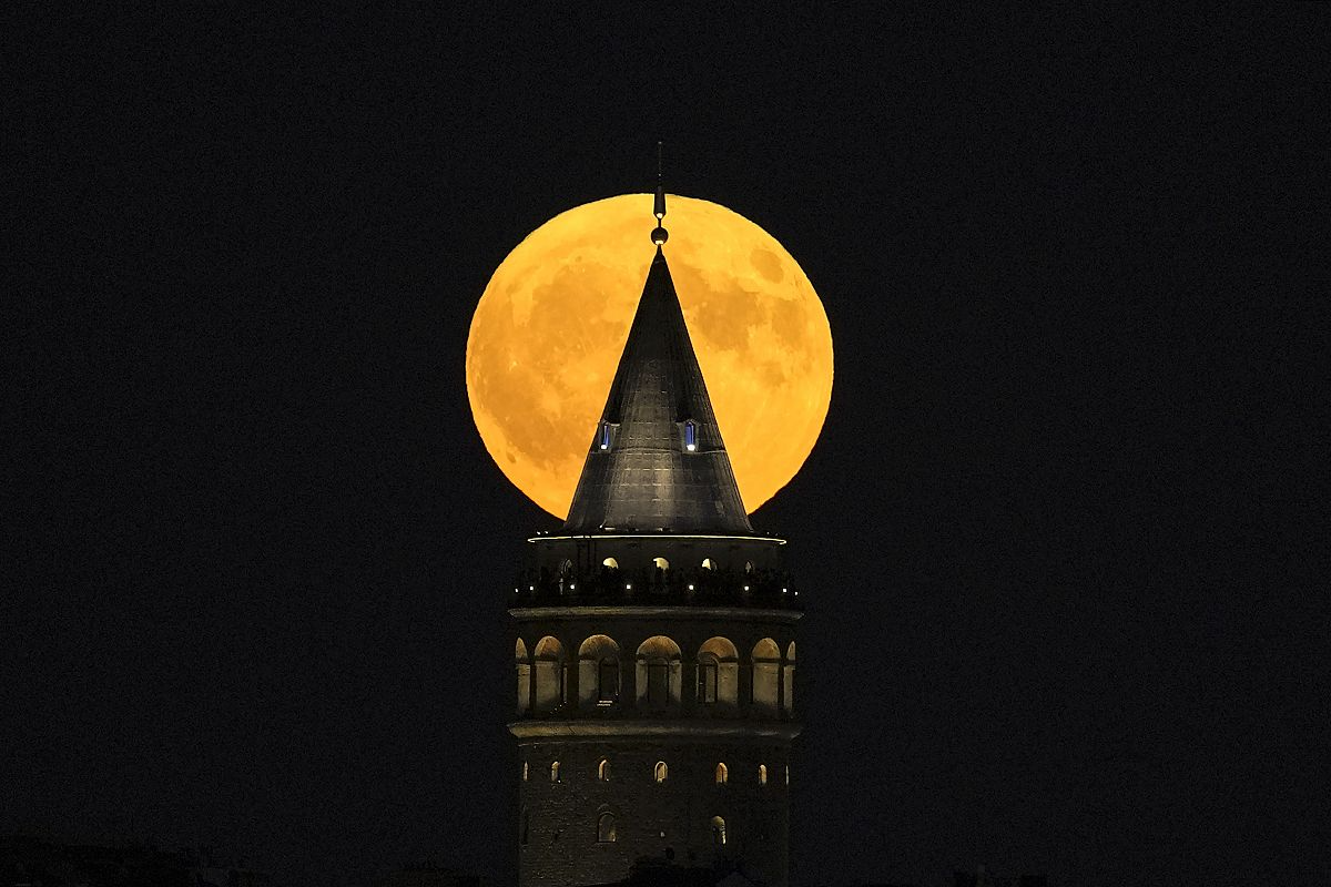 Siêu Trăng mọc phía sau Tháp Galata ở Istanbul, Thổ Nhĩ Kỳ. (Nguồn: AP)