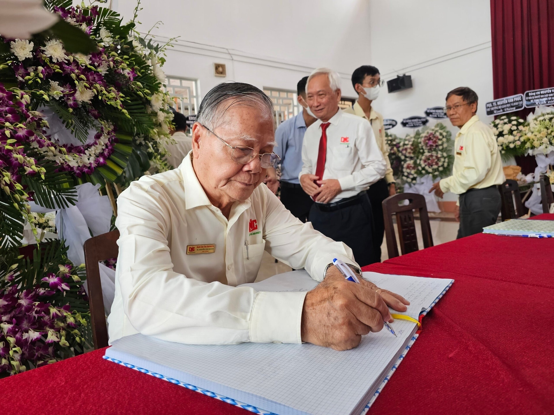 PGS.TS Đỗ Văn Xê, đại diện lãnh đạo trường Đại học Nam Cần Thơ ghi sổ tang. Giáo sư Võ Tòng Xuân là thành viên Hội đồng sáng lập, Hiệu trưởng danh dự của đại học này.