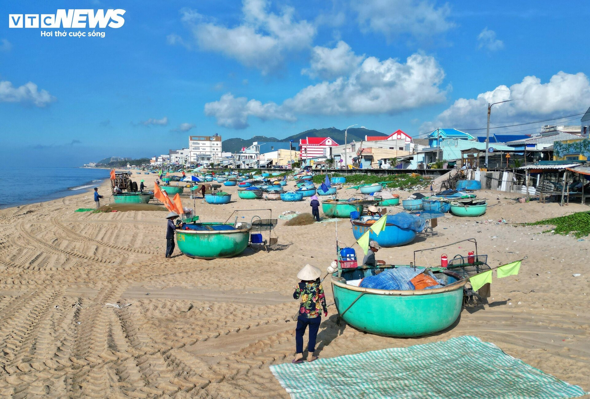 Ngư dân đón 'lộc biển' bên làng chài hơn 100 năm tuổi ở Bà Rịa - Vũng Tàu - 1