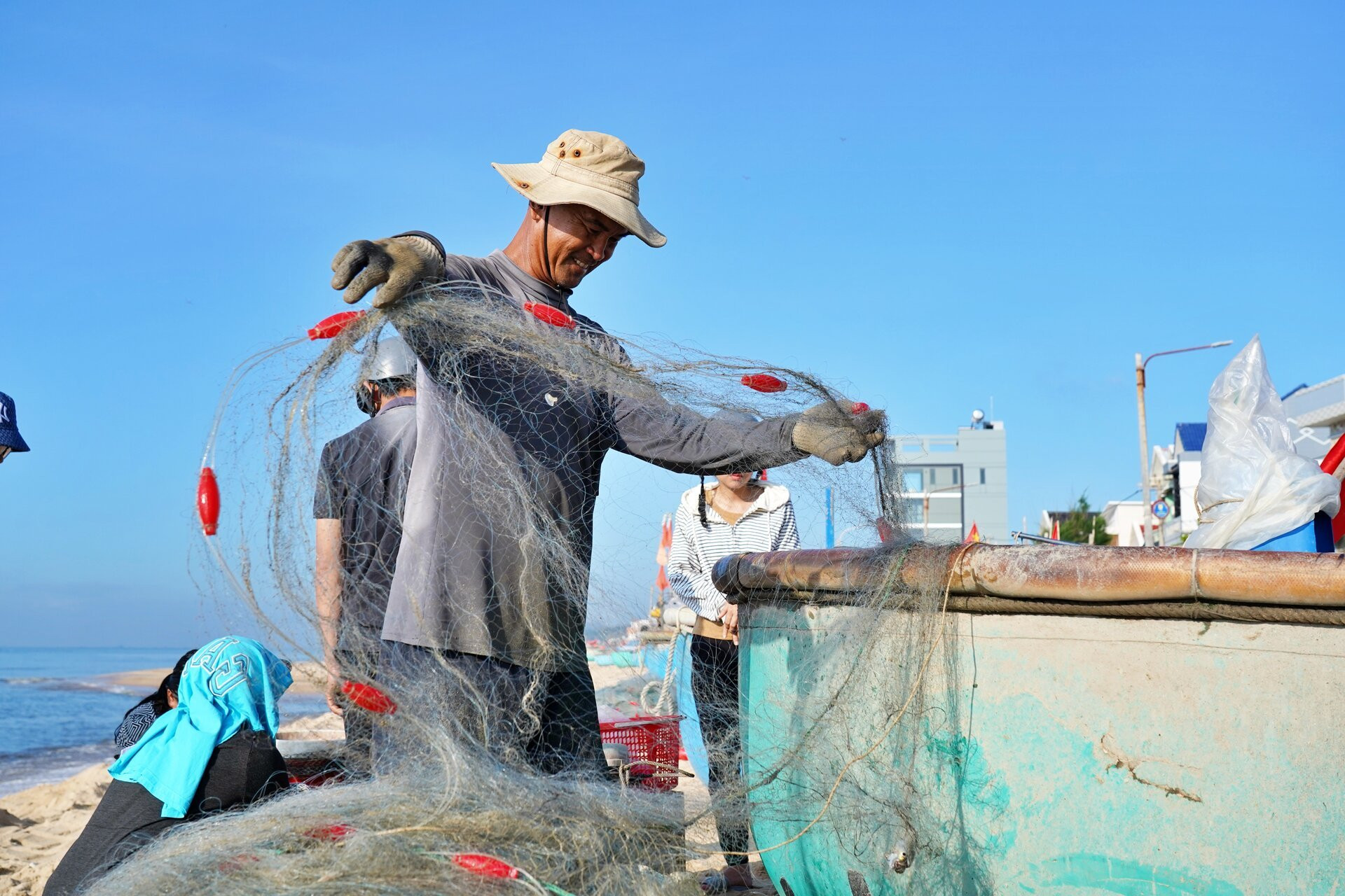 Ngư dân đón 'lộc biển' bên làng chài hơn 100 năm tuổi ở Bà Rịa - Vũng Tàu - 15