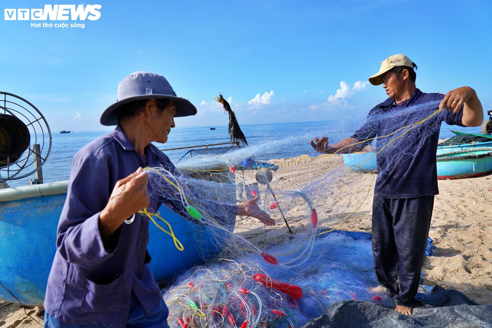 Ngư dân đón 'lộc biển' bên làng chài hơn 100 năm tuổi ở Bà Rịa - Vũng Tàu - 3