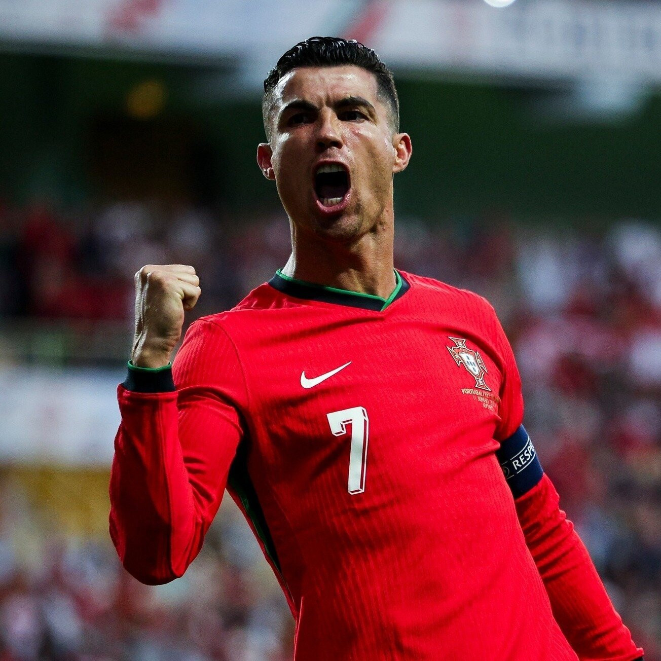 Cristiano Ronaldo là cầu thủ bóng đá được quan tâm nhiều nhất hành tinh. Anh hiện có 636 triệu người theo dõi trên Instagram, 170 triệu người theo dõi trên Facebook. Anh giành nút vàng Youtube (1 triệu lượt đăng ký) chỉ 30 phút sau khi tạo kênh, và giành nút kim cương chưa đầy 12 giờ sau đó (10 triệu lượt đăng ký). Theo CNN, mỗi bài đăng trên Instagram của Ronaldo giúp Ronaldo kiếm về khoảng 3,23 triệu USD (80 tỷ đồng).