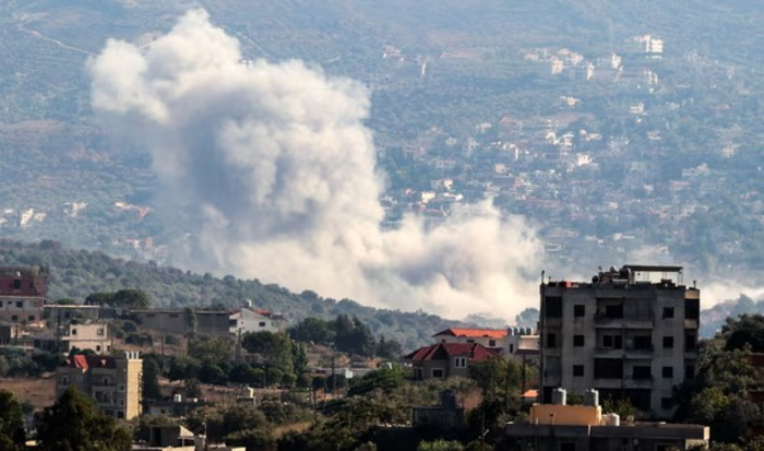 Khói bốc lên từ địa điểm xảy ra cuộc không kích của Israel. (Ảnh: Getty)