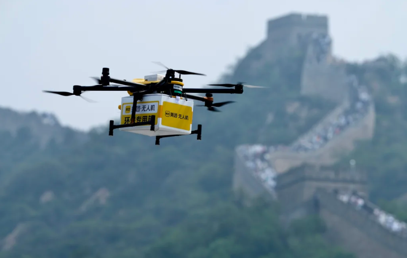 UAV của Meituan giao đồ ăn lên Vạn Lý Trường Thành cho du khách. (Ảnh: Thanh niên Bắc Kinh)