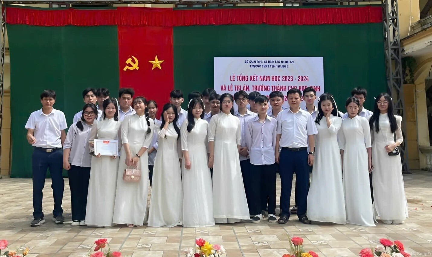 40 học sinh lớp 12A1, trường THPT Yên Thành 2 đều đỗ đại học, trong đó có 4 em đạt trên 27 điểm, 15 đạt trên 26 điểm. Ảnh: NVCC