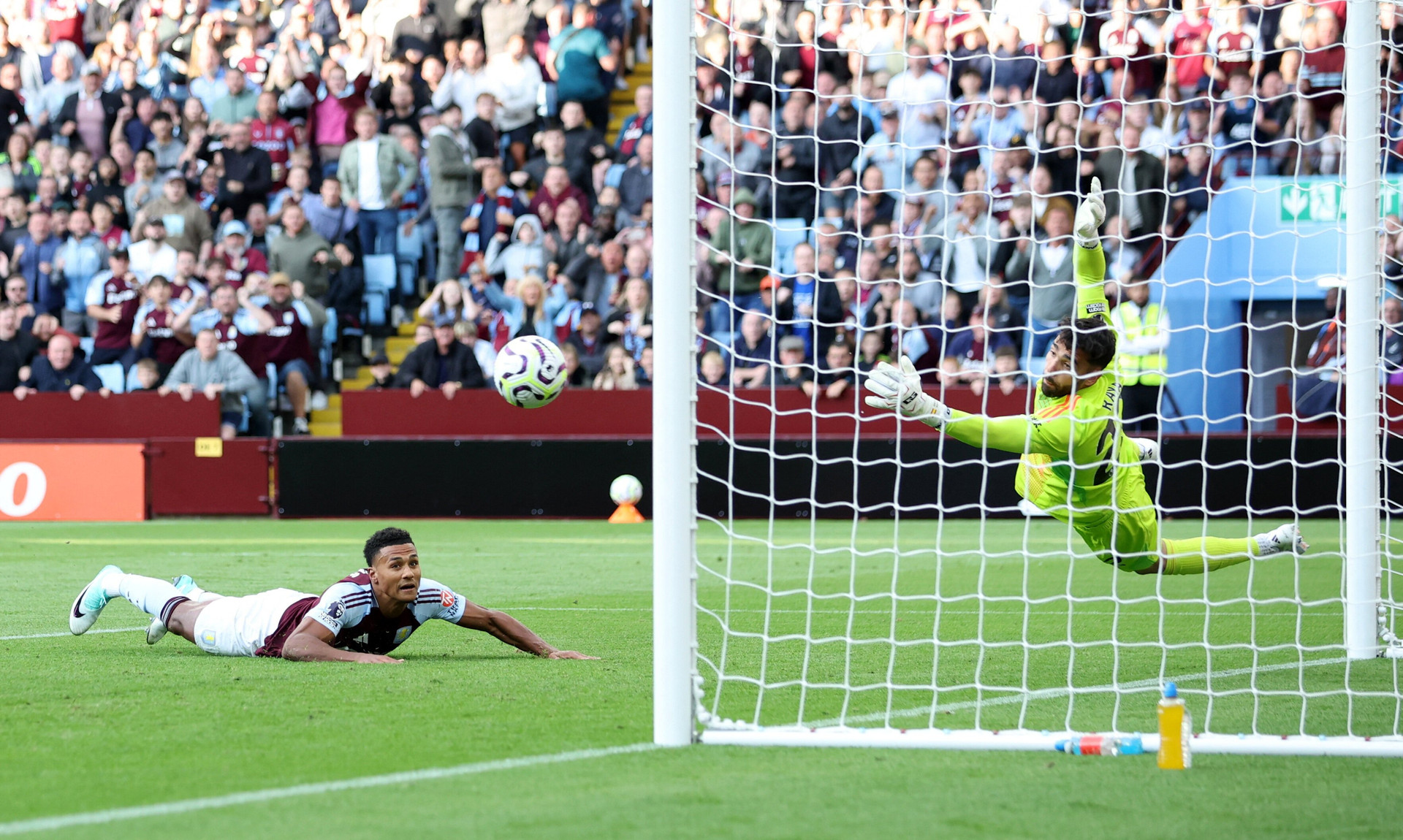 Ollie Watkins bỏ lỡ 2 thời cơ ghi bàn rõ rệt.