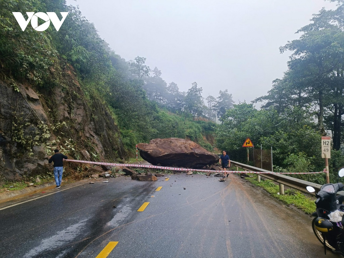 khoi da khong lo roi xuong chan ngang duong tranh tu sa pa di lai chau hinh anh 1