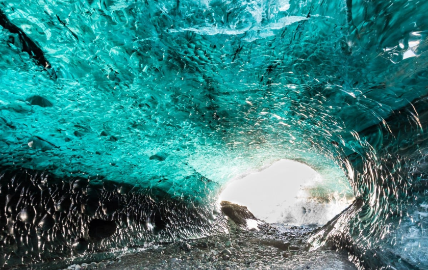 Một hang động băng ở sông băng Breidamerkurjokull, Iceland. (Ảnh: Shutterstock)