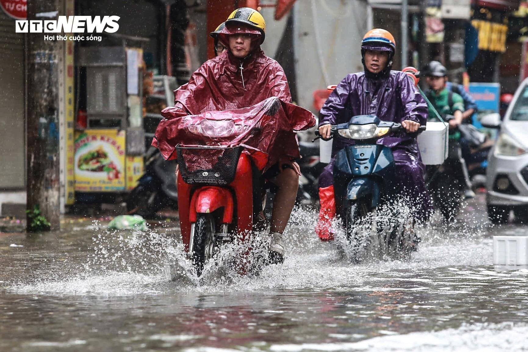 Hà Nội mưa lớn kèm dông lốc, cây cổ thụ và trụ đèn giao thông đổ la liệt - 11