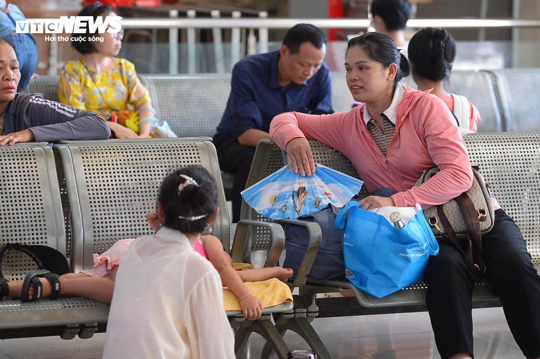 Nhiều người xin nghỉ làm để bắt xe về quê, tránh thảm cảnh tắc đường dịp lễ - 11